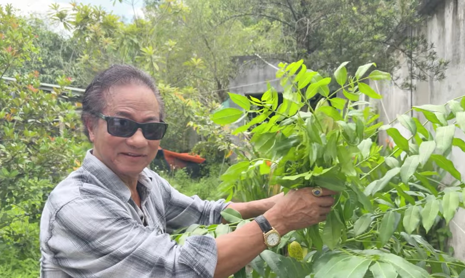 Chế Linh tại nhà thờ Tổ của Hoài Linh Chế Linh khoe khoảnh khắc hiếm có trong nhà thờ Tổ