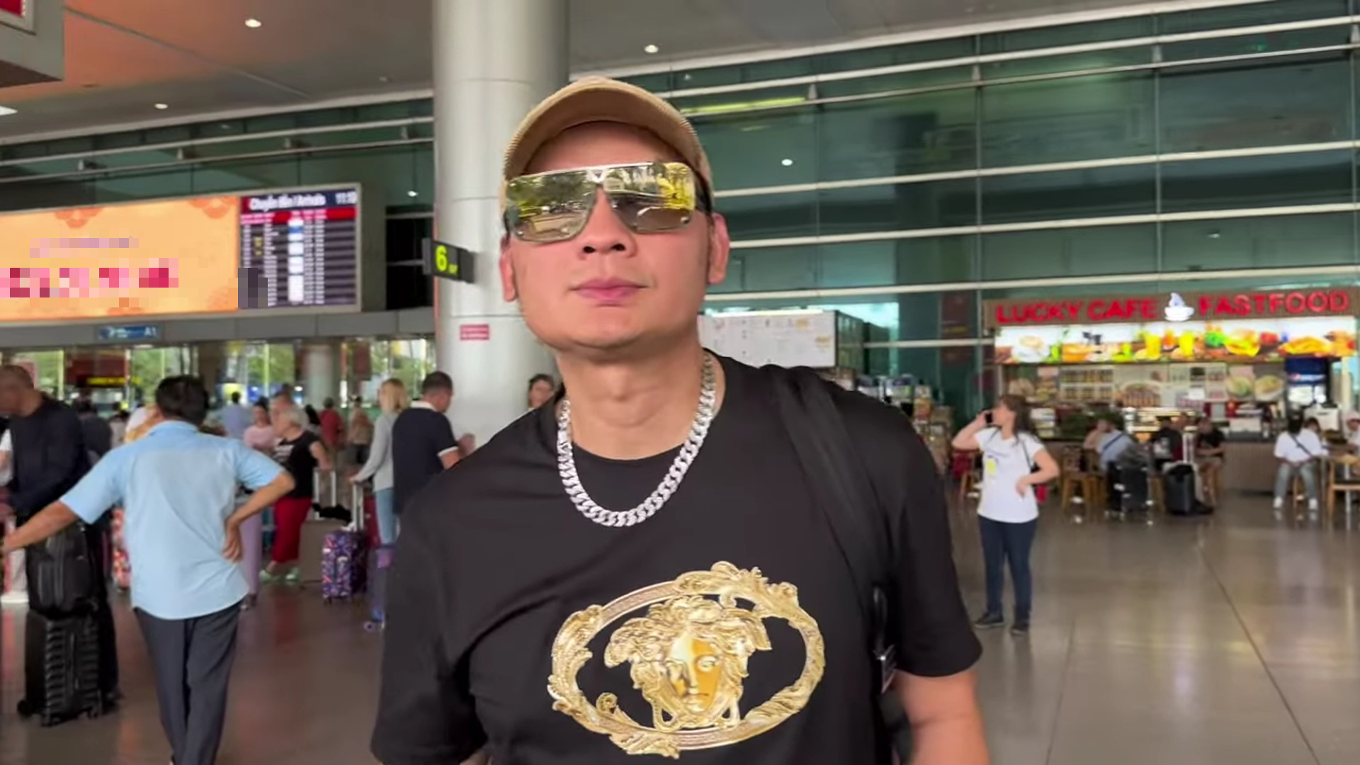 Nam NSƯT vừa sang Mỹ vài ngày đã về nước, ra thông báo- Ảnh 4. Kim Tiểu Long trong các hoạt động biểu diễn