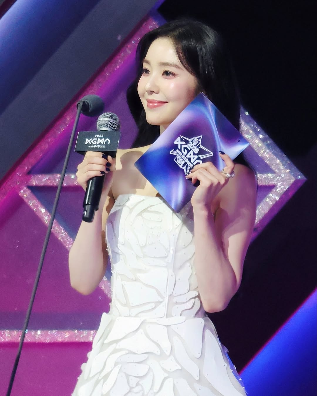 Irene được giúp đỡ đứng dậy sau cú ngã