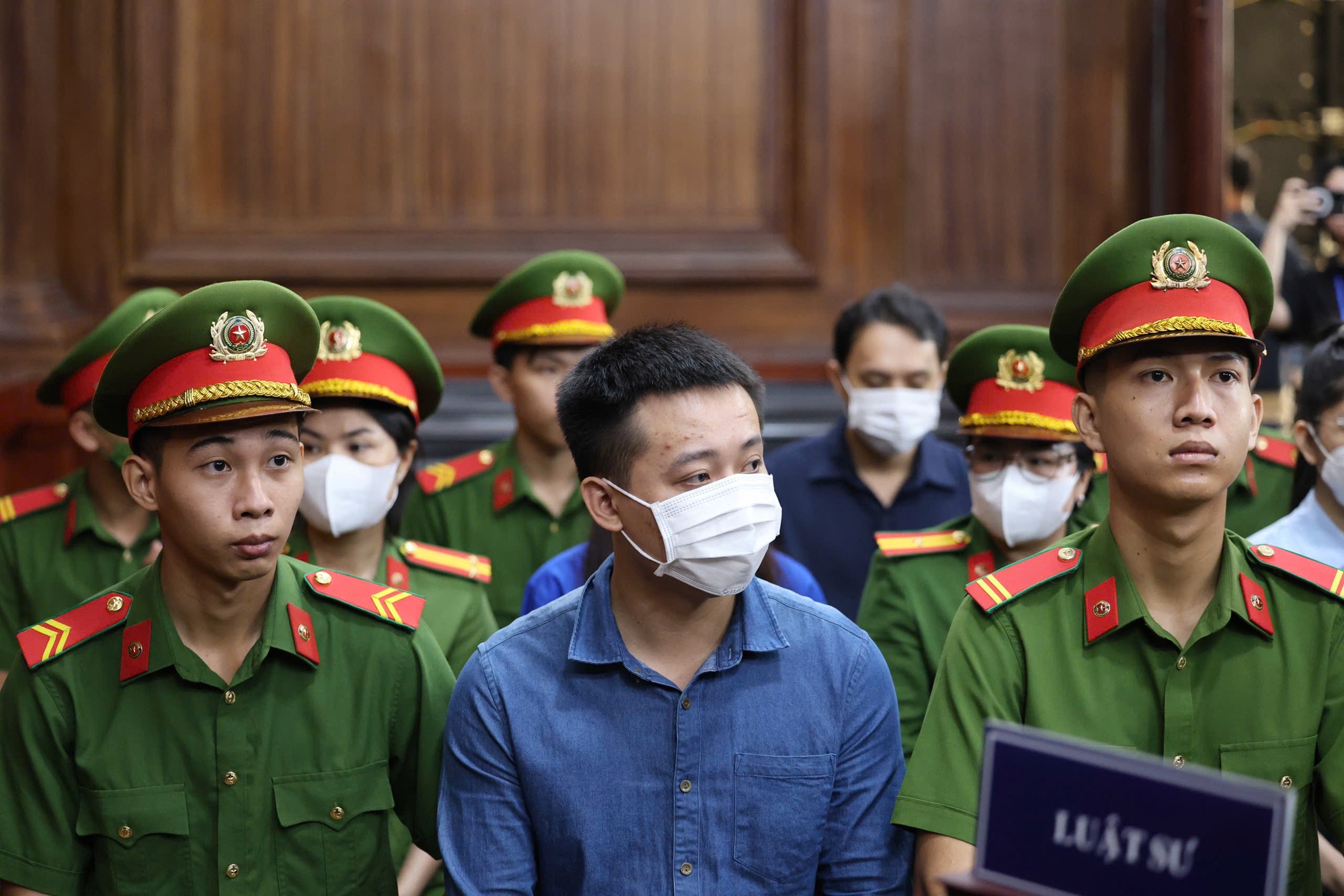 Bị cáo Phạm Quang Linh tại phiên tòa - Ảnh 9 Phạm Quang Linh trong phòng xét xử