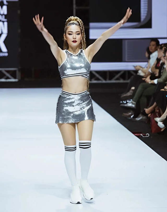 Minh Hằng trình diễn ở Vietnam Internation Fashion Week 2019