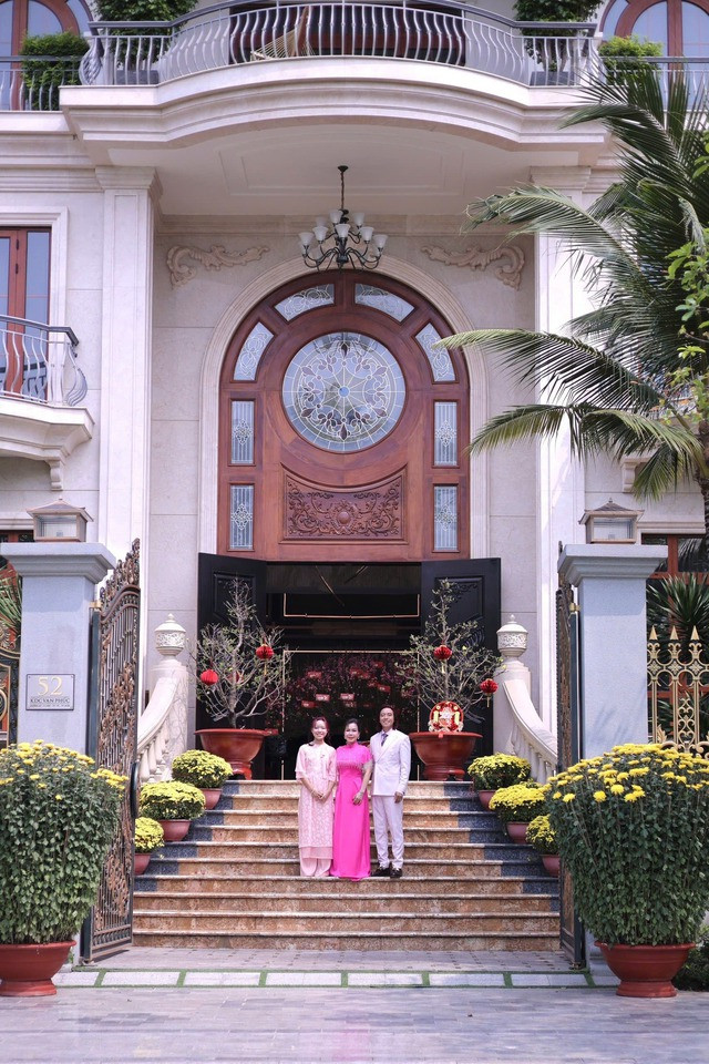 Vợ chồng Việt Hương sống trong biệt thự lớn