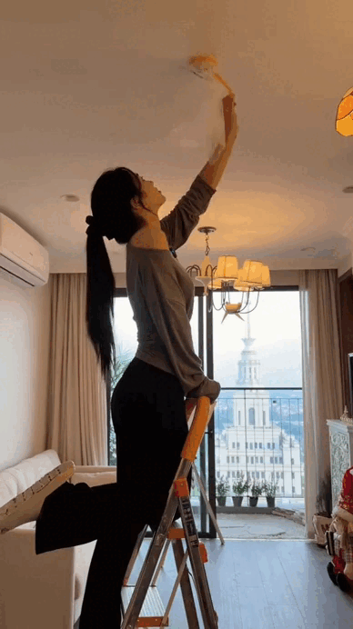 Ghế sofa và tủ trữ đồ trong phòng khách