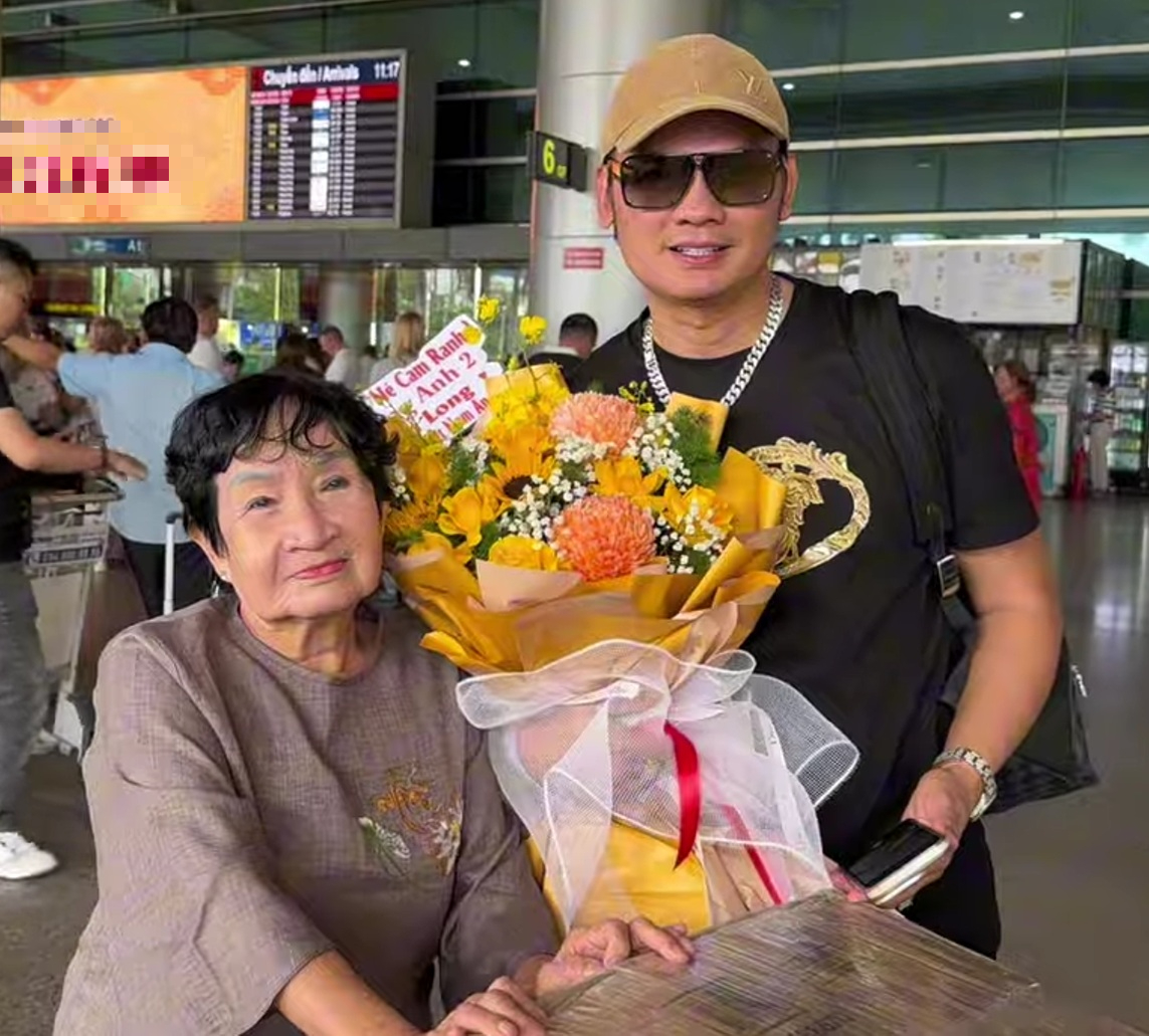 Nam NSƯT vừa sang Mỹ vài ngày đã về nước, ra thông báo- Ảnh 1. Kim Tử Long và trợ lý