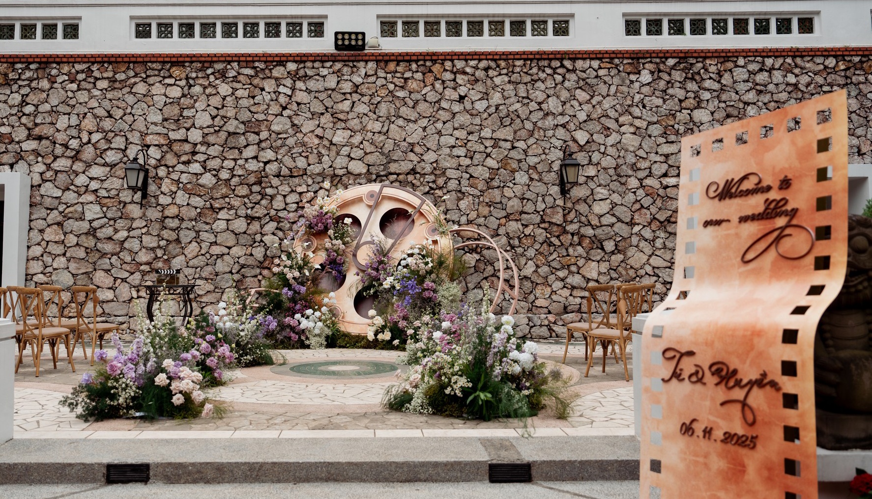 Khung cảnh lãng mạn tại lễ thề nguyện của Đình Tú và Ngọc Huyền