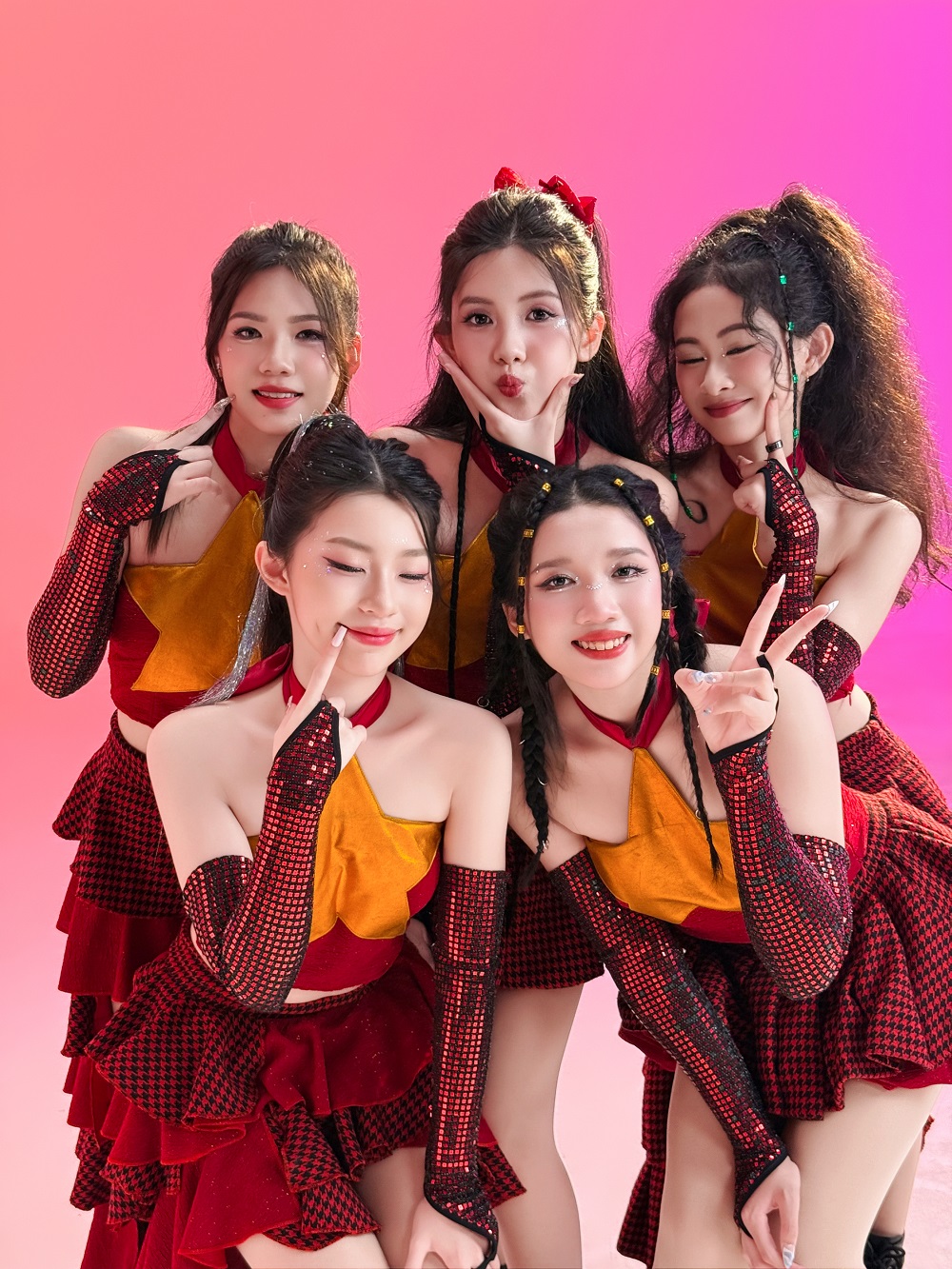 Nhóm nhạc nữ V.Star chụp hình ra mắt