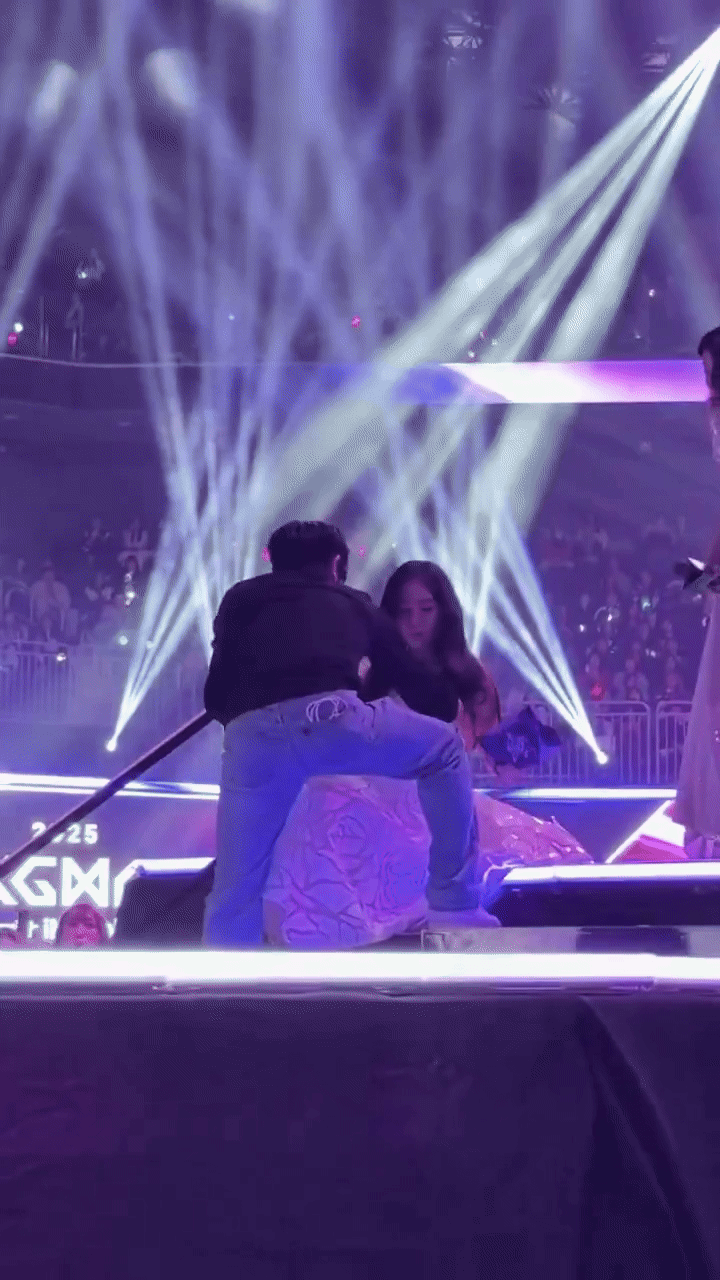 Nhân viên nhanh chóng hỗ trợ Irene sau cú ngã