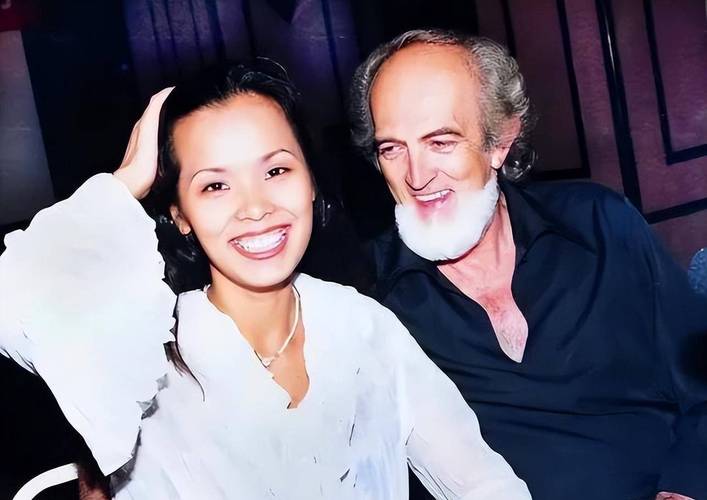 Vi Duy cùng chồng Tây