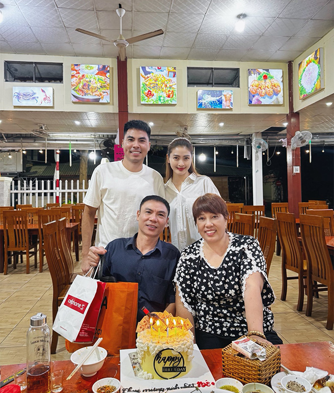 MC Huyền Trang Mù Tạt cưới tiền vệ tuyển Việt Nam?- Ảnh 1. Huyền Trang có mối quan hệ tốt với bố mẹ Đức Huy