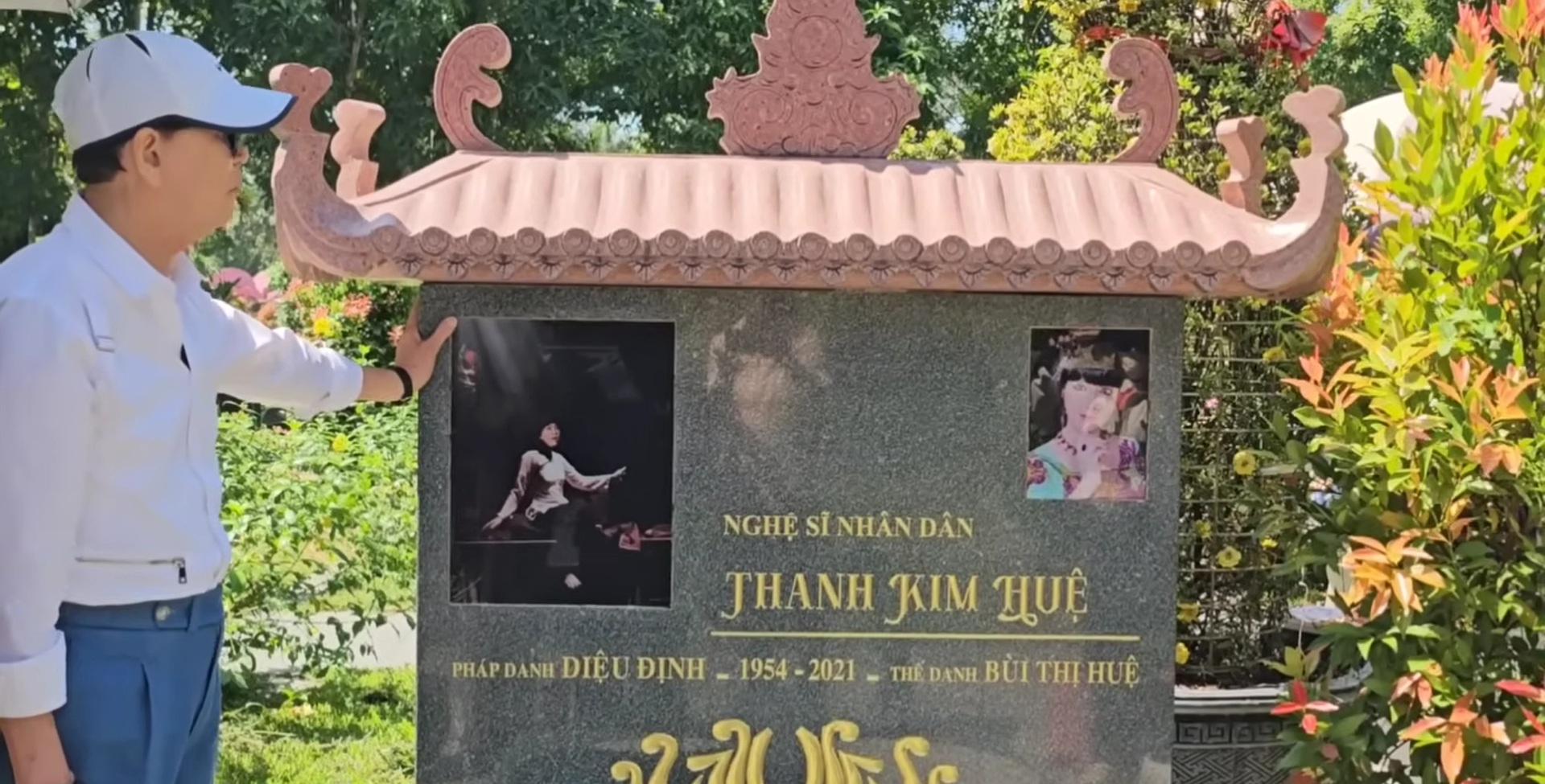 Chiếc bánh sinh nhật trên mộ NSND Thanh Kim Huệ