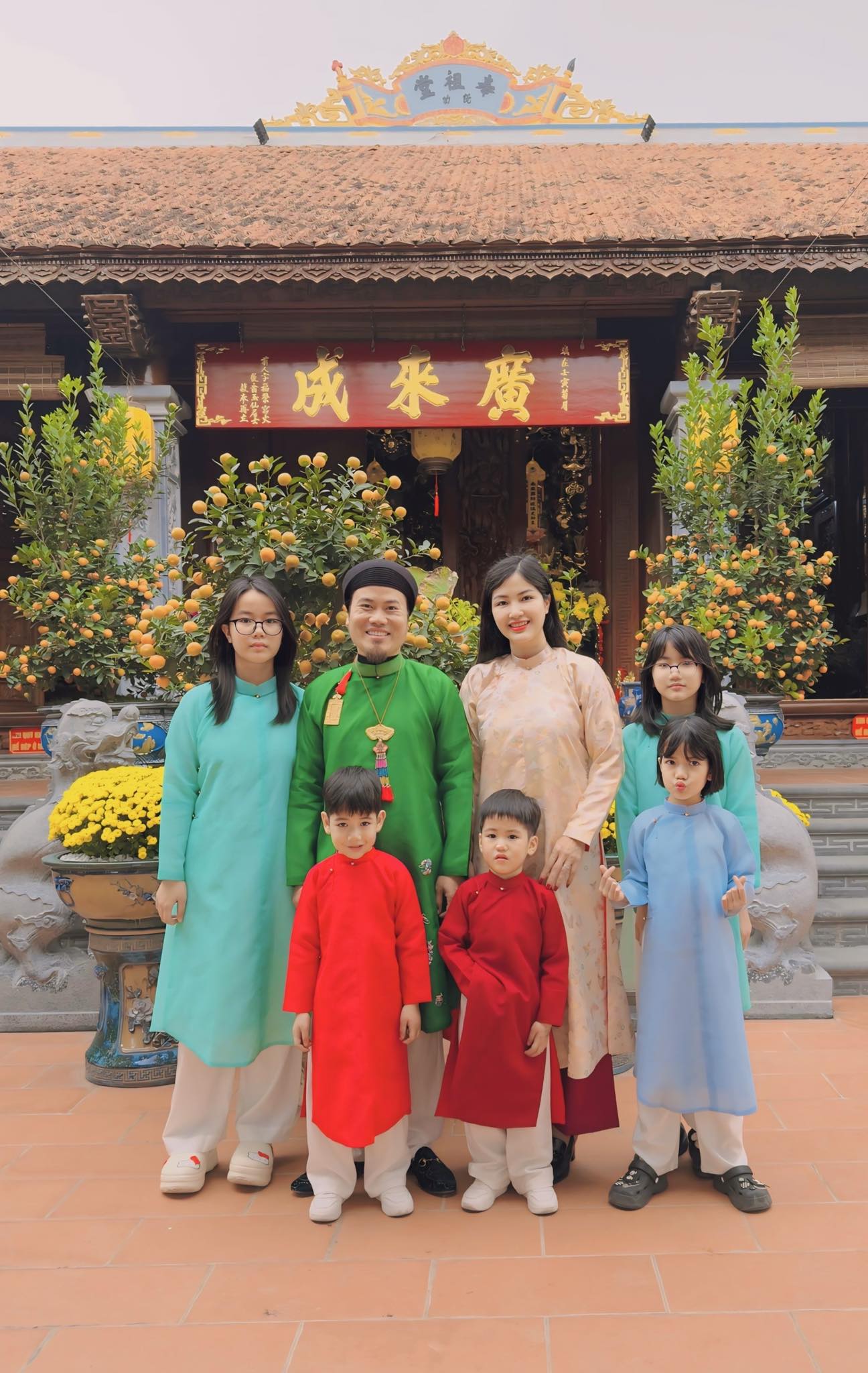 Tổ ấm hạnh phúc của nam nghệ sĩ Gia đình đông đủ với không khí vui vẻ, ấm áp