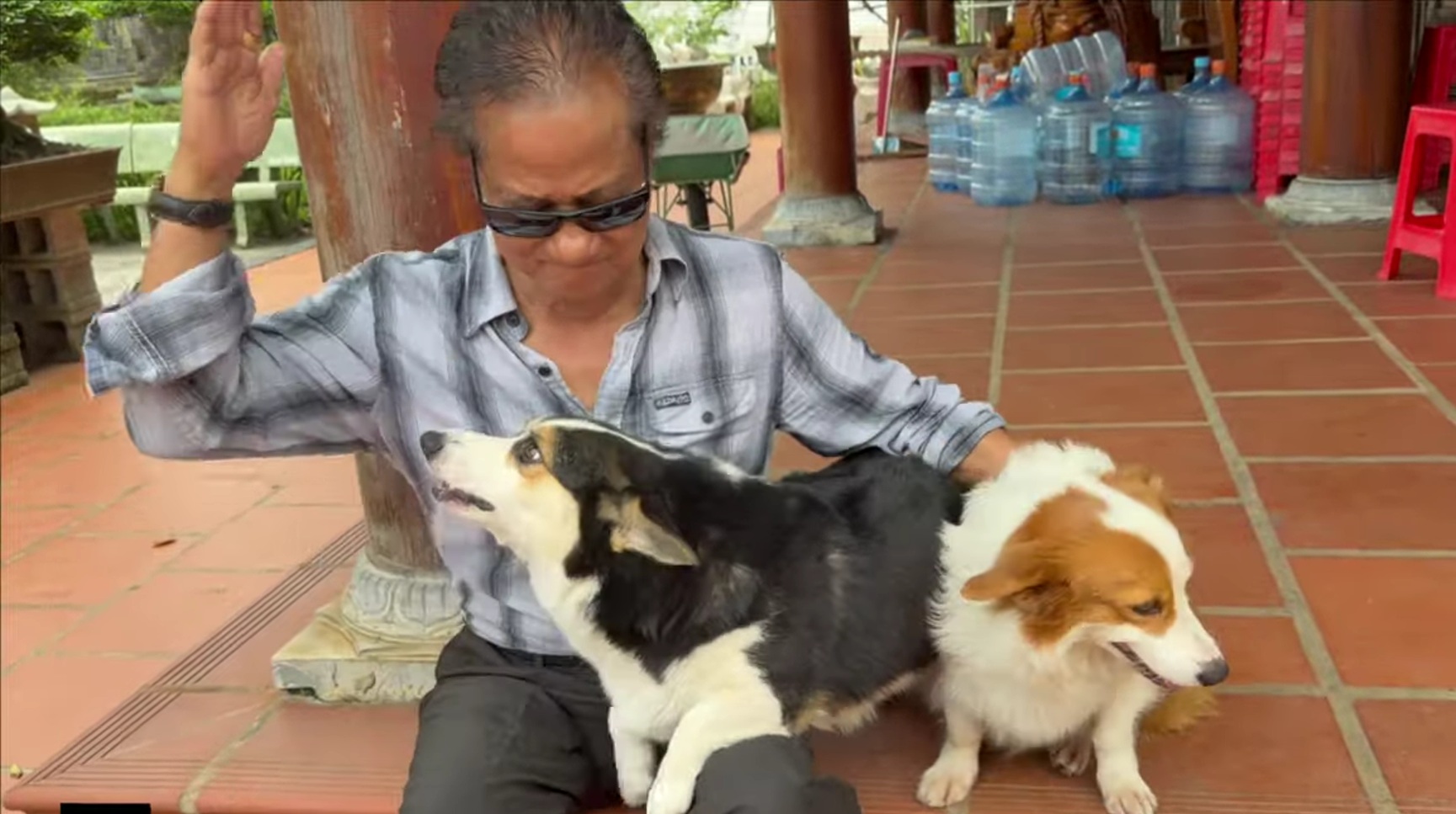 Chế Linh trong khu vườn nhà thờ Tổ Danh ca Chế Linh tận hưởng khu vườn