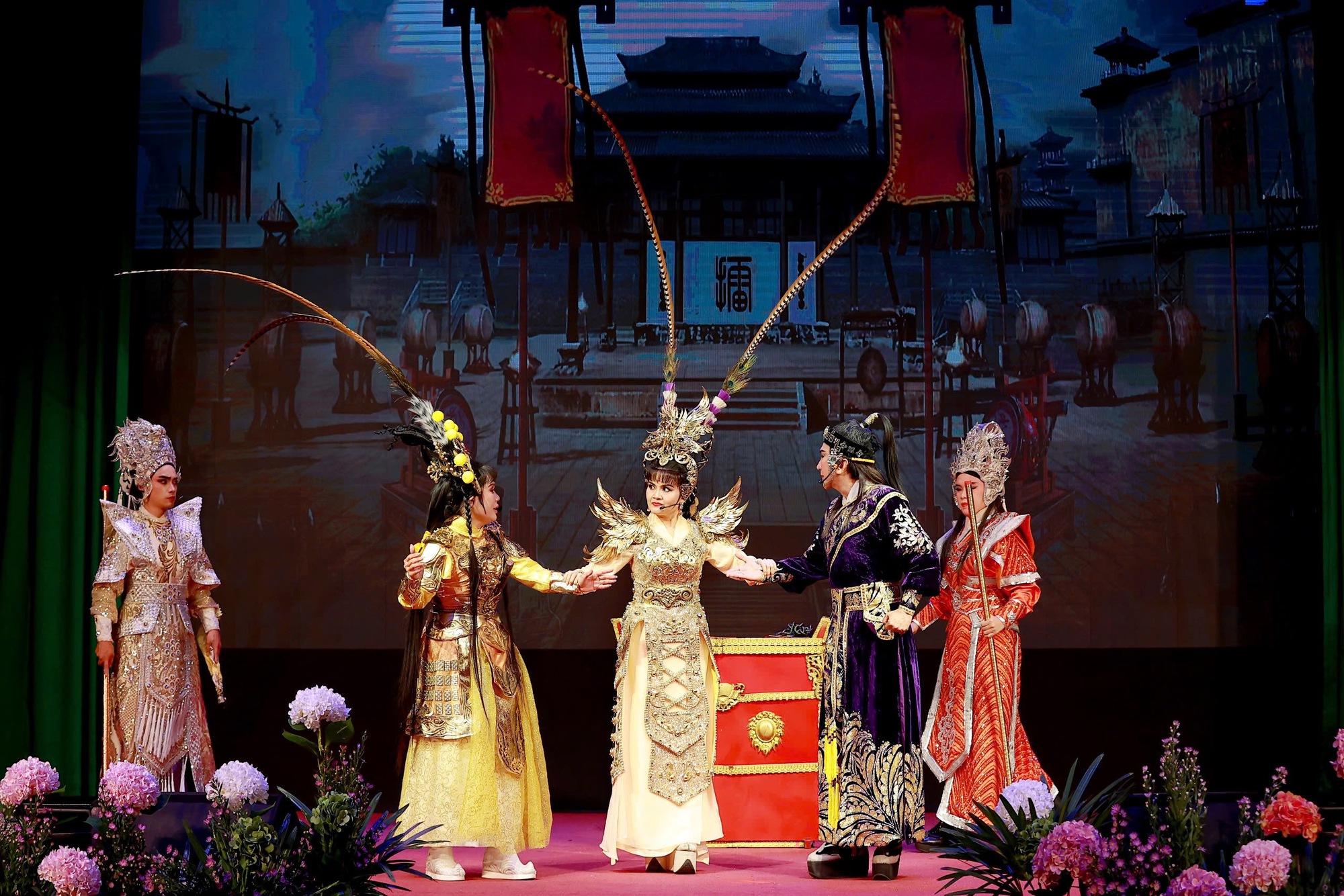 Nữ nghệ sĩ đóng cùng vợ chồng Kim Tử Long