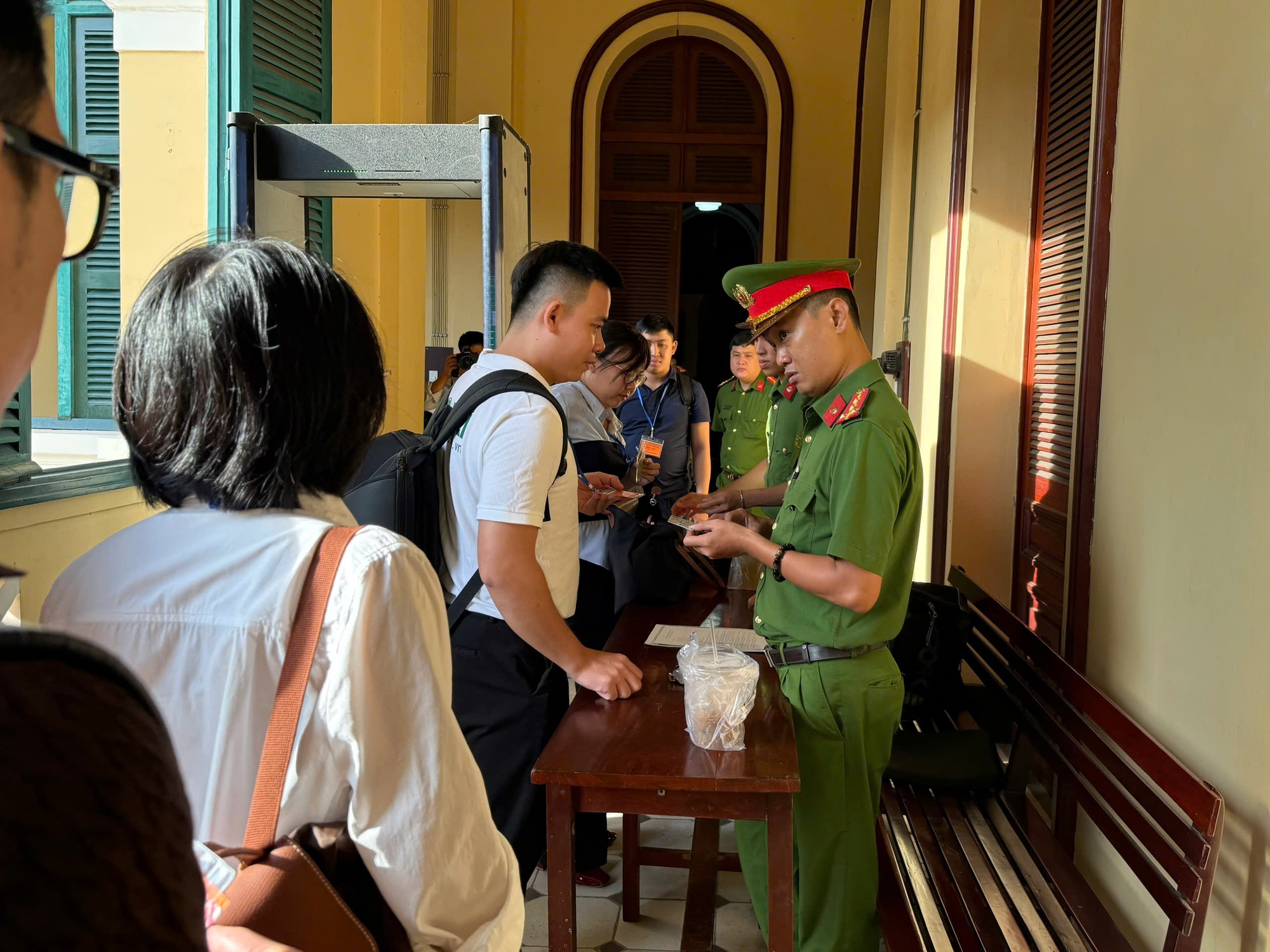 Bên ngoài phiên tòa xét xử bị cáo Nguyễn Thúc Thùy Tiên - Ảnh 3 Lực lượng an ninh tại khu vực phiên tòa