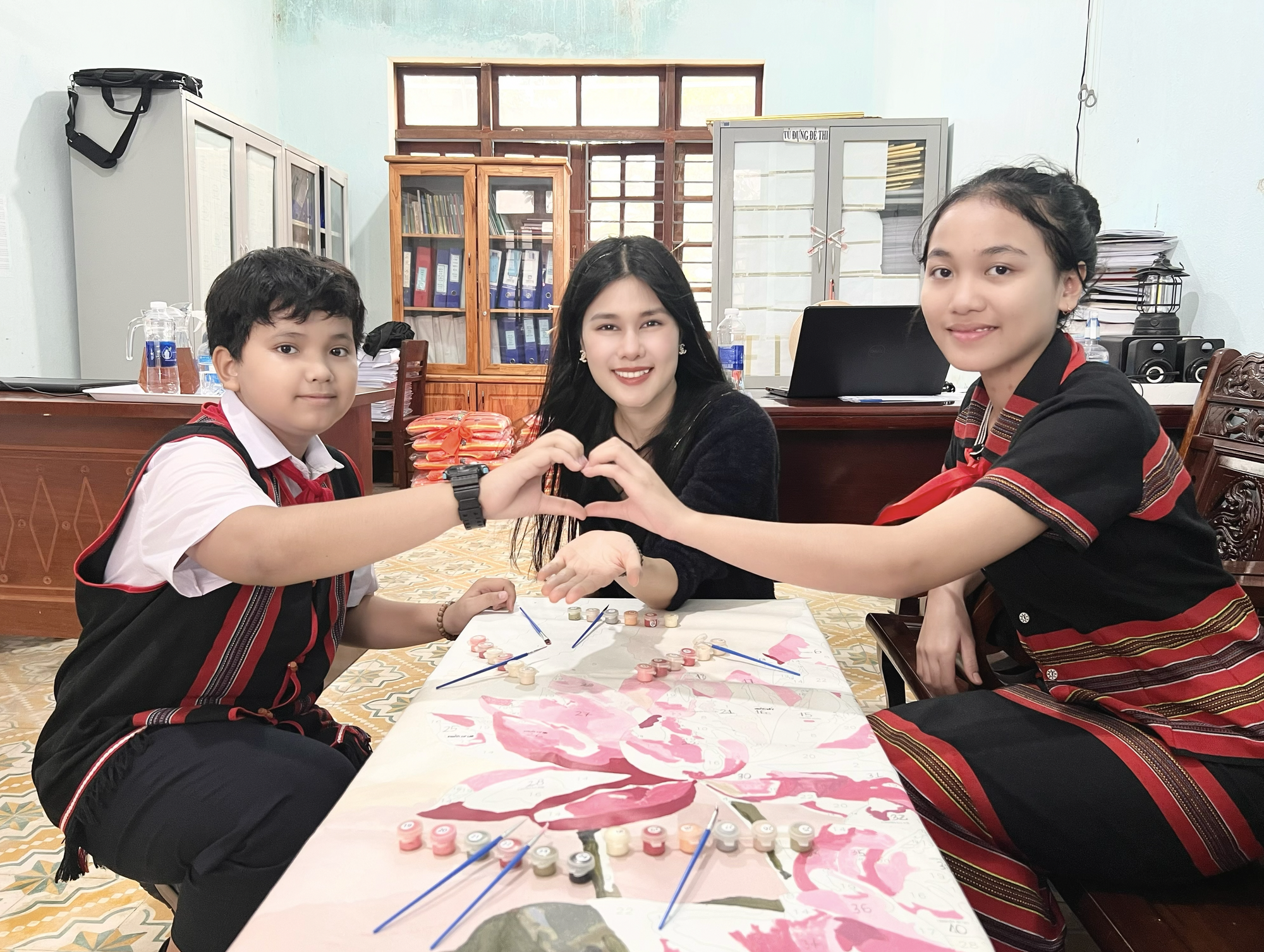 Bức tranh hoa sen 54 dân tộc Việt Nam