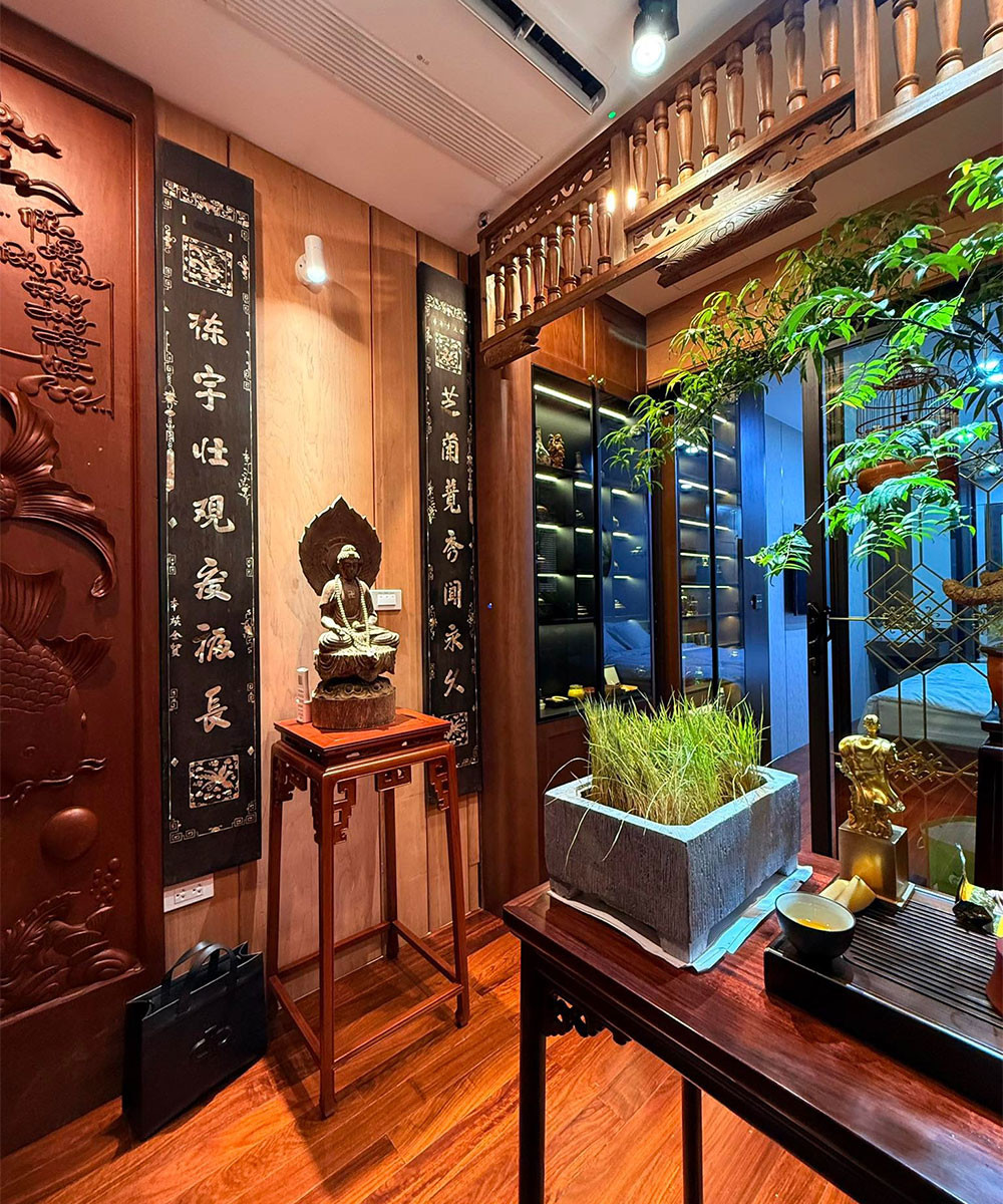 Không gian phòng khách căn nhà phố Phòng khách nhỏ gọn, ấm cúng với bàn trà bầu dục