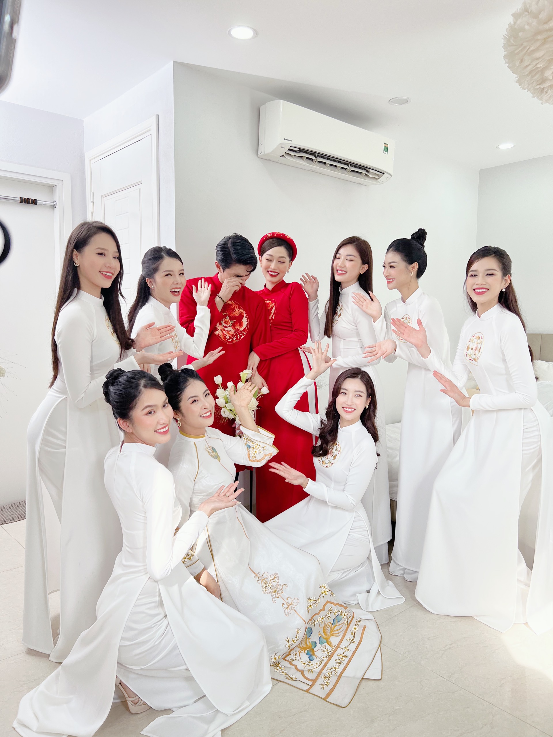 Đỗ Hà đóng vai trò bê tráp trong hôn lễ bạn thân