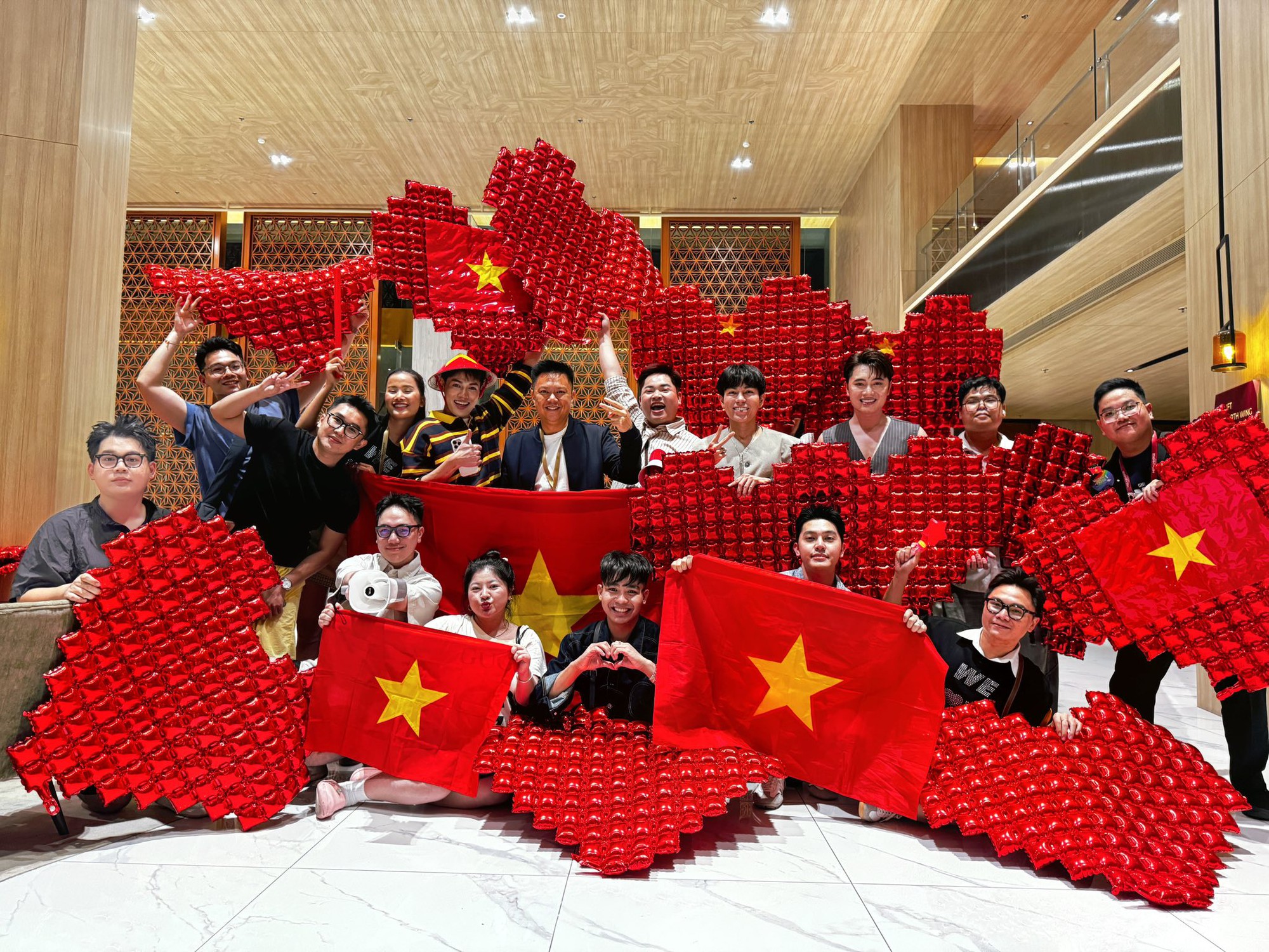 Chung kết Miss Universe: Hương Giang lộ diện hô tên cực năng lượng, chuẩn bị gọi Top 30!- Ảnh 4. Dàn sao Việt tiếp lửa cho Hương Giang tại Thái Lan