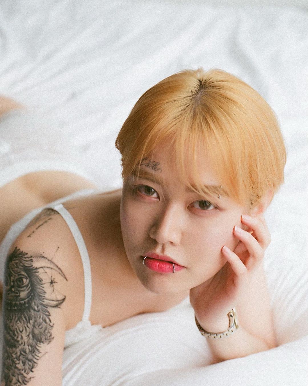 Lee Mijoo bị sang chấn tâm lý vì fan Jungkook