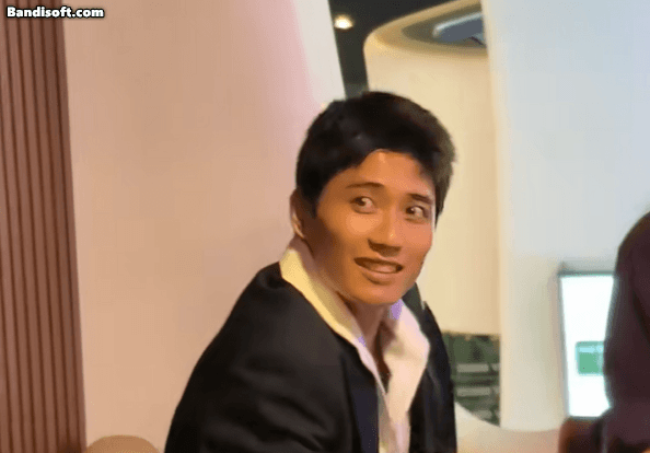 Avin cười và cúi chào... Avin Lu mỉm cười, cúi chào Lan Thy