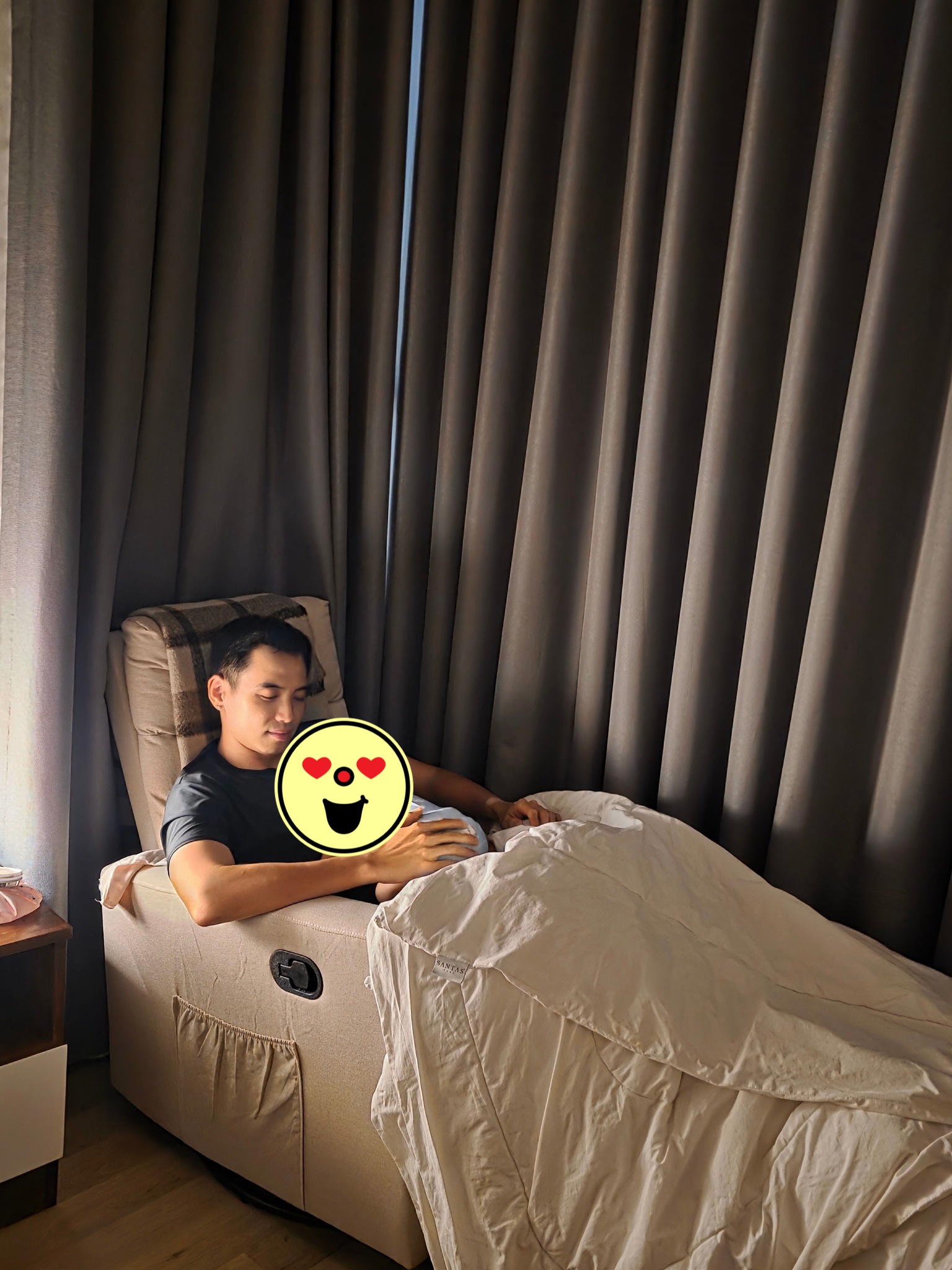 Thái độ của chồng H'Hen Niê sau ồn ào ly cà phê Tuấn Khôi ôm con gái