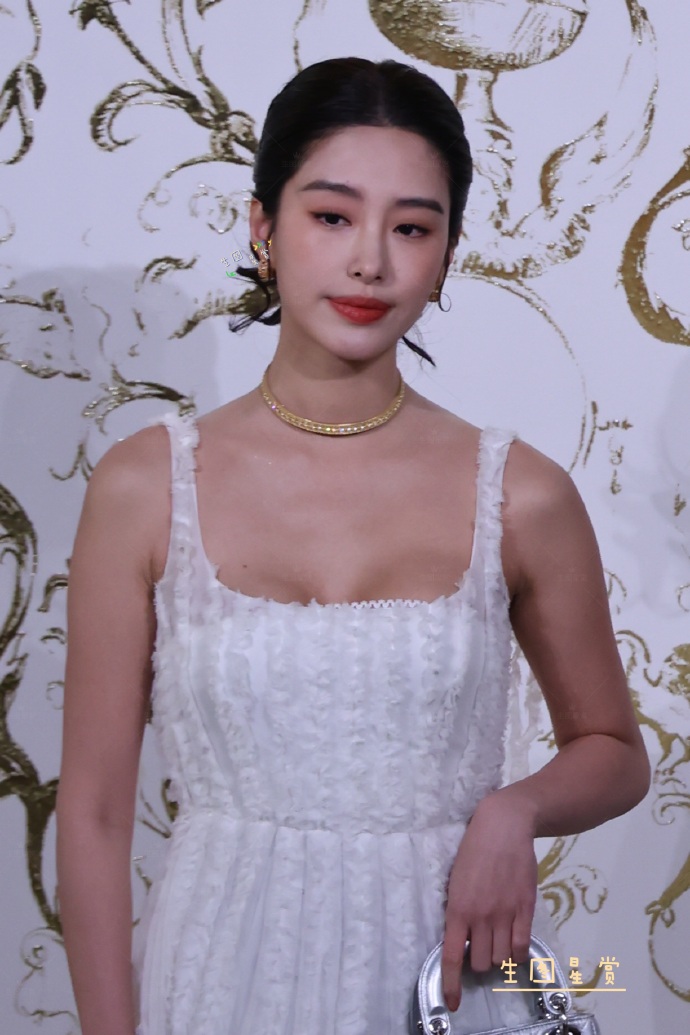 Nhan sắc gượng gạo của Dương Thái Ngọc hậu sinh con