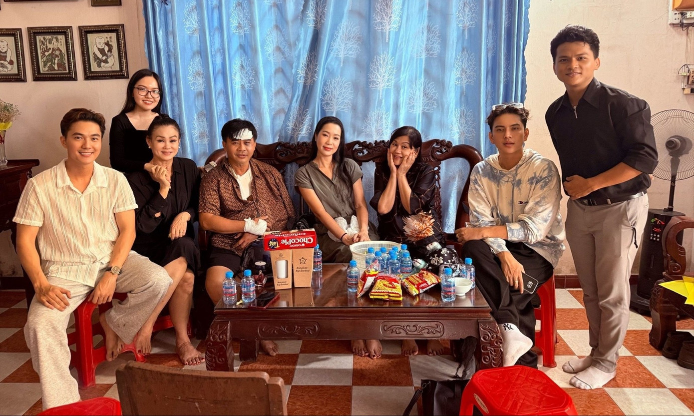 NSND Trịnh Kim Chi và đồng nghiệp thăm diễn viên Chánh Thuận