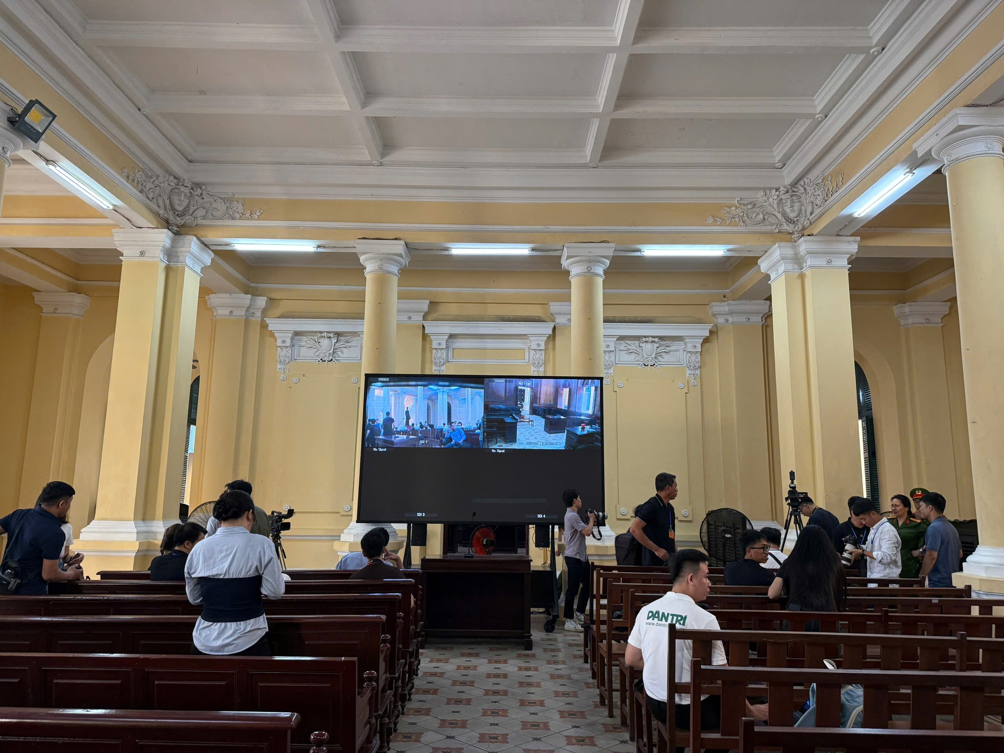 Bên ngoài phiên tòa xét xử bị cáo Nguyễn Thúc Thùy Tiên - Ảnh 4 Cận cảnh lối vào phòng xử án