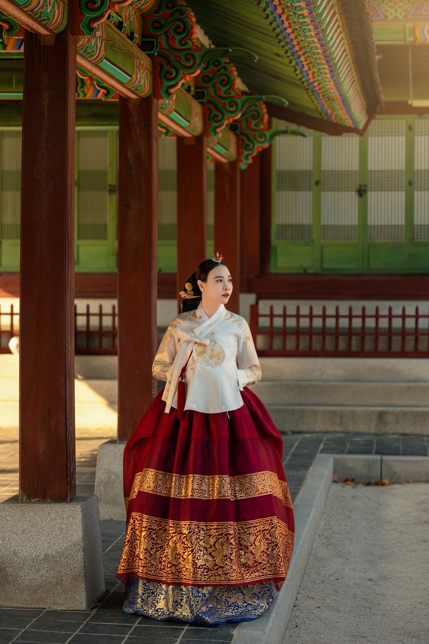 Đàm Thu Trang xuất hiện với phong cách mới lạ