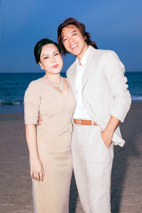 Ông xã Việt Hương sát cánh bên vợ Chồng Việt Hương về Việt Nam hỗ trợ vợ trong các hoạt động