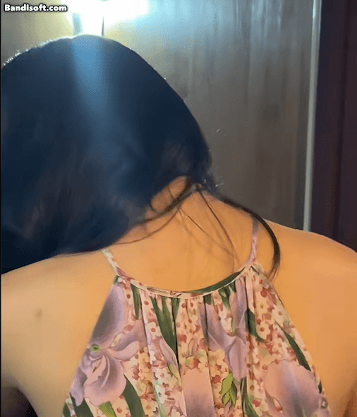 Lan Thy quay lưng đi, bị trêu chọc Lan Thy quay lưng tránh ánh nhìn, có vẻ bối rối