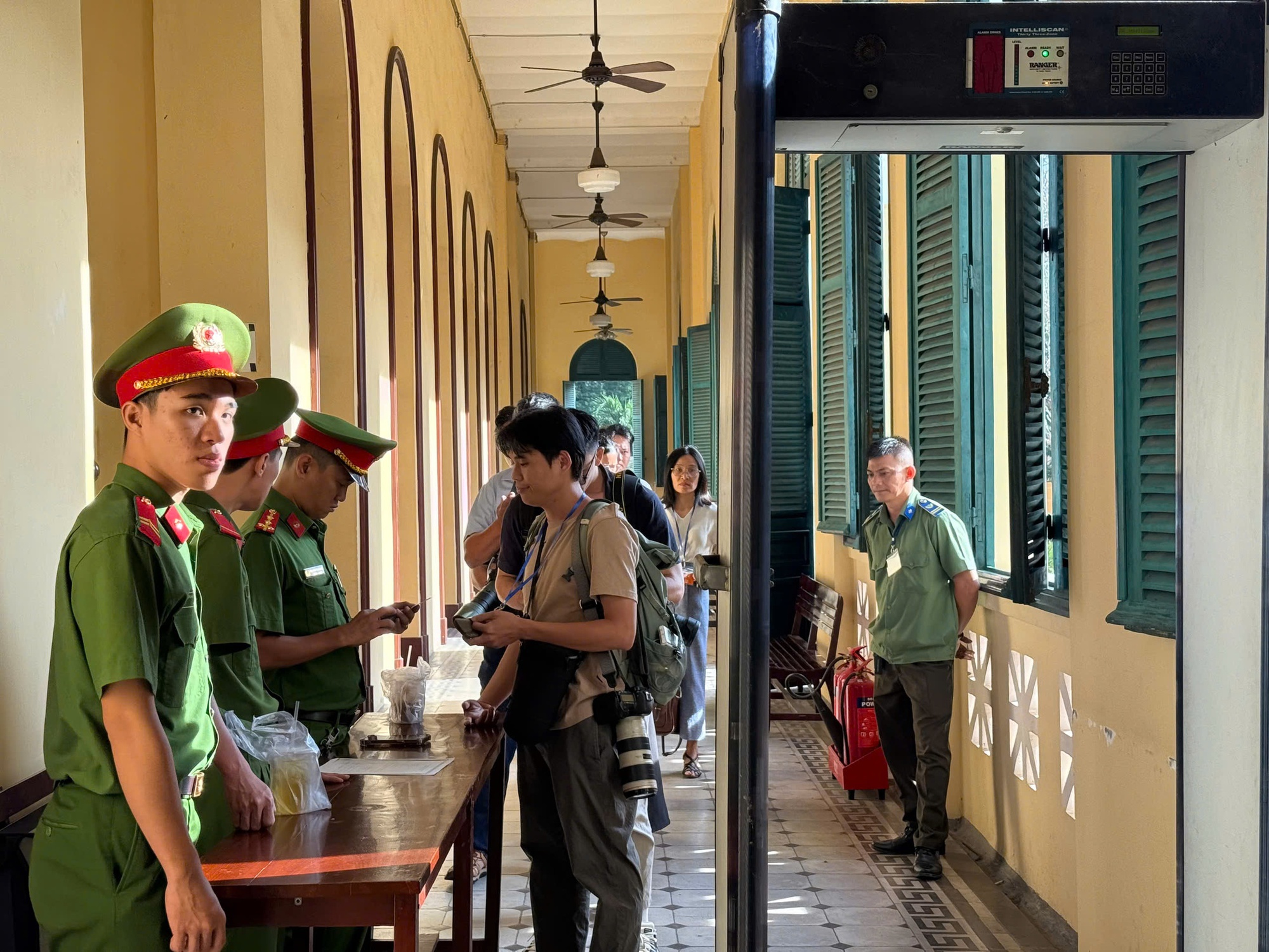 Bên ngoài phiên tòa xét xử bị cáo Nguyễn Thúc Thùy Tiên - Ảnh 2 Người dân và phóng viên tập trung trước tòa án