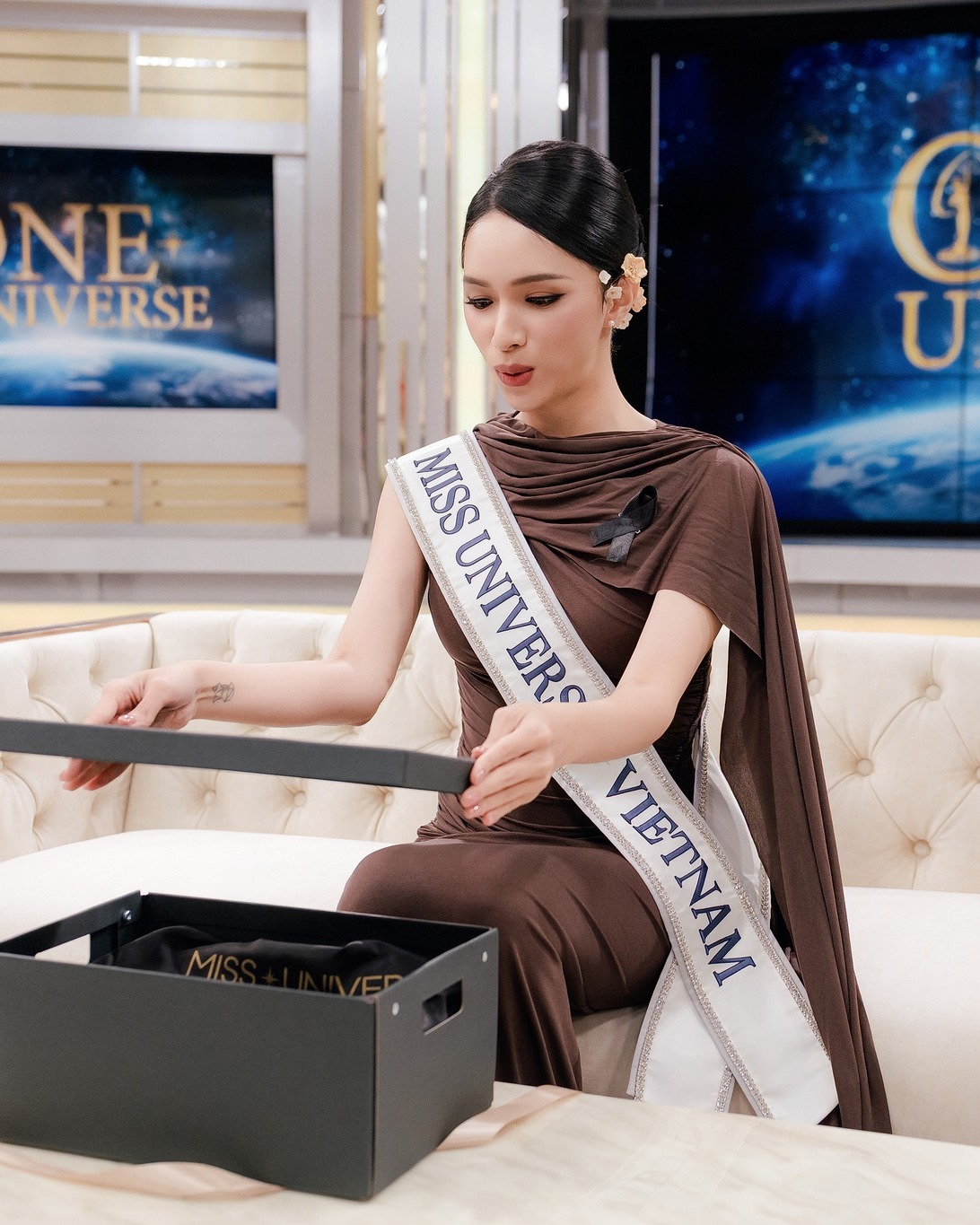 Biến căng: Miss Universe và ông Nawat đấu tố như cái chợ, kết quả của Hương Giang sẽ bị huỷ?- Ảnh 5. Hương Giang gây ấn tượng với gu thời trang tinh tế