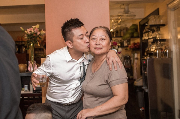 Tuấn Hưng rất yêu thương mẹ