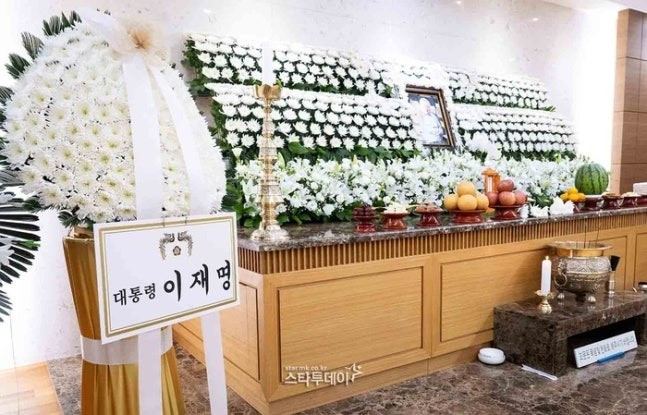 Vòng hoa tưởng niệm tại nhà tang lễ