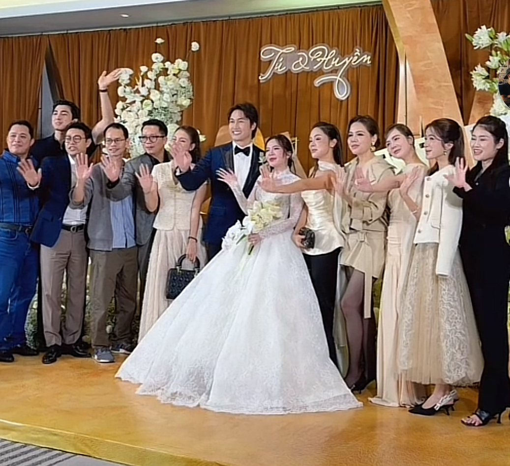 Huyền Lizzie, Phanh Lee, Quỳnh Kool và dàn sao Hà thành đến chúc mừng cặp đôi