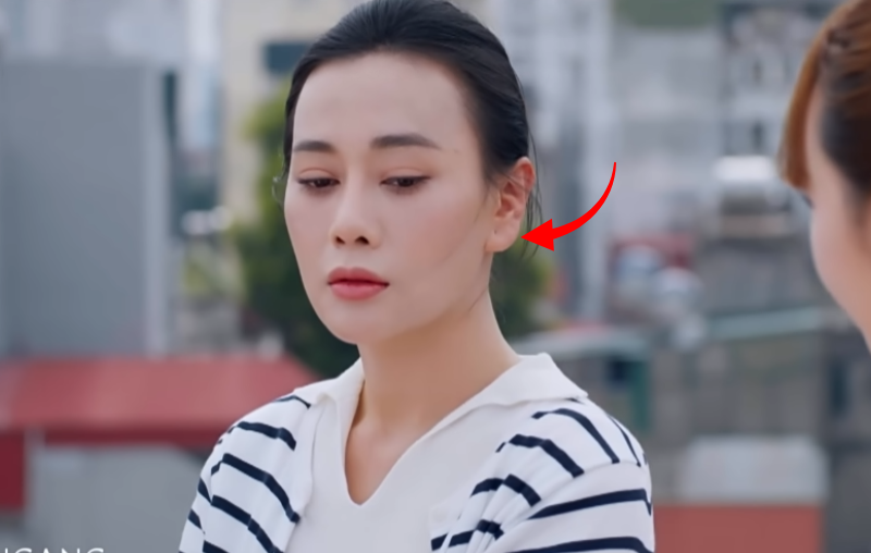 Góc nghiêng cái tai gây chú ý của Phương Oanh