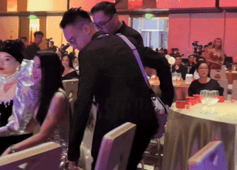 Diệp Lâm Anh hơi bối rối khi gặp chồng cũ tại sự kiện