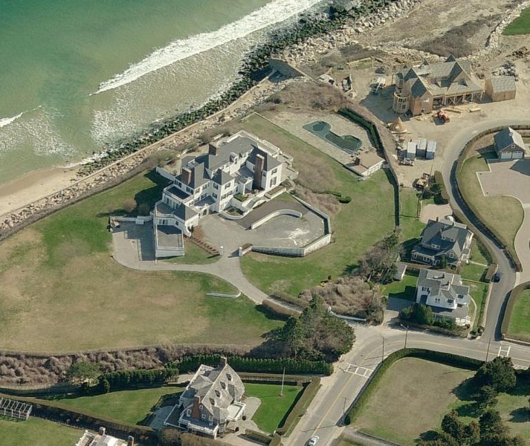 Hoa tươi trang trí trong khuôn viên biệt thự