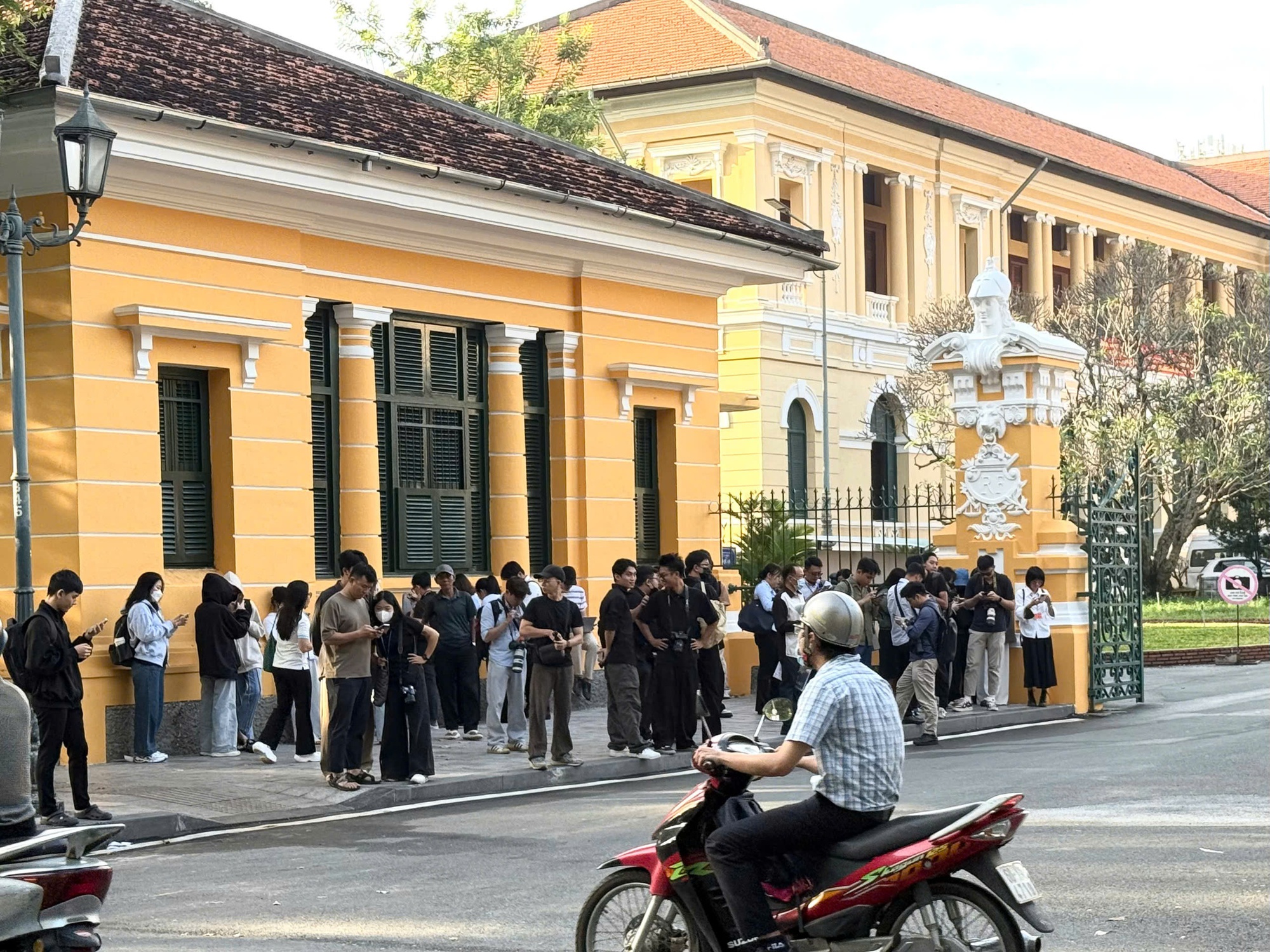 Bên ngoài phiên tòa xét xử bị cáo Nguyễn Thúc Thùy Tiên - Ảnh 1 Toàn cảnh bên ngoài tòa án