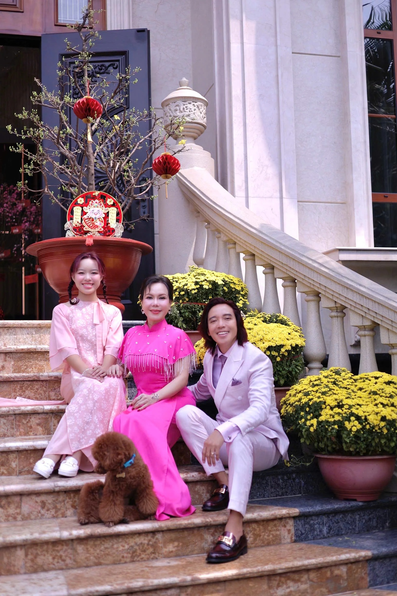 Tình yêu bền chặt của Hoài Phương dành cho Việt Hương Hoài Phương bên cạnh vợ là nghệ sĩ Việt Hương