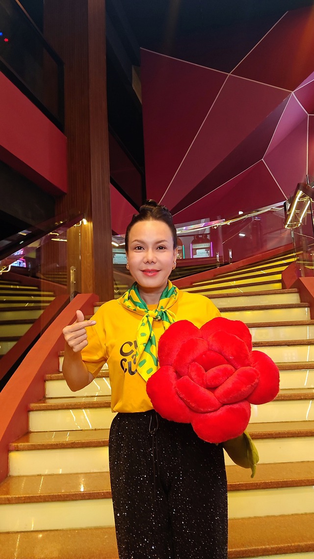 Việt Hương vẫn góp mặt đều đặn trong các hoạt động quảng bá phim