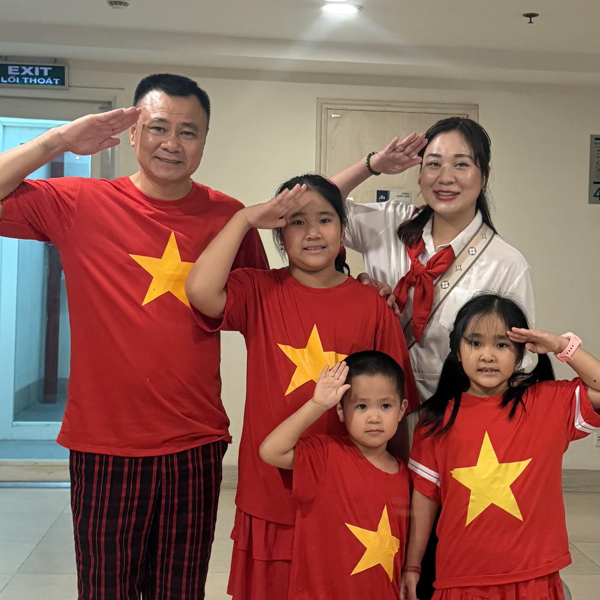 Nam Đại tá là NSND, Giám đốc Nhà hát Chèo Quân đội yêu vợ sâu đậm, hay đăng status 'cảm ơn em'- Ảnh 2. Gia đình nam nghệ sĩ