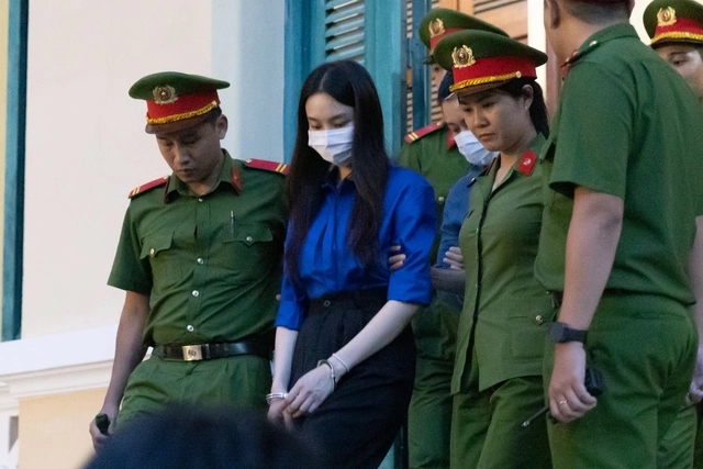 Hoa hậu Nguyễn Thúc Thuỳ Tiên rời toà