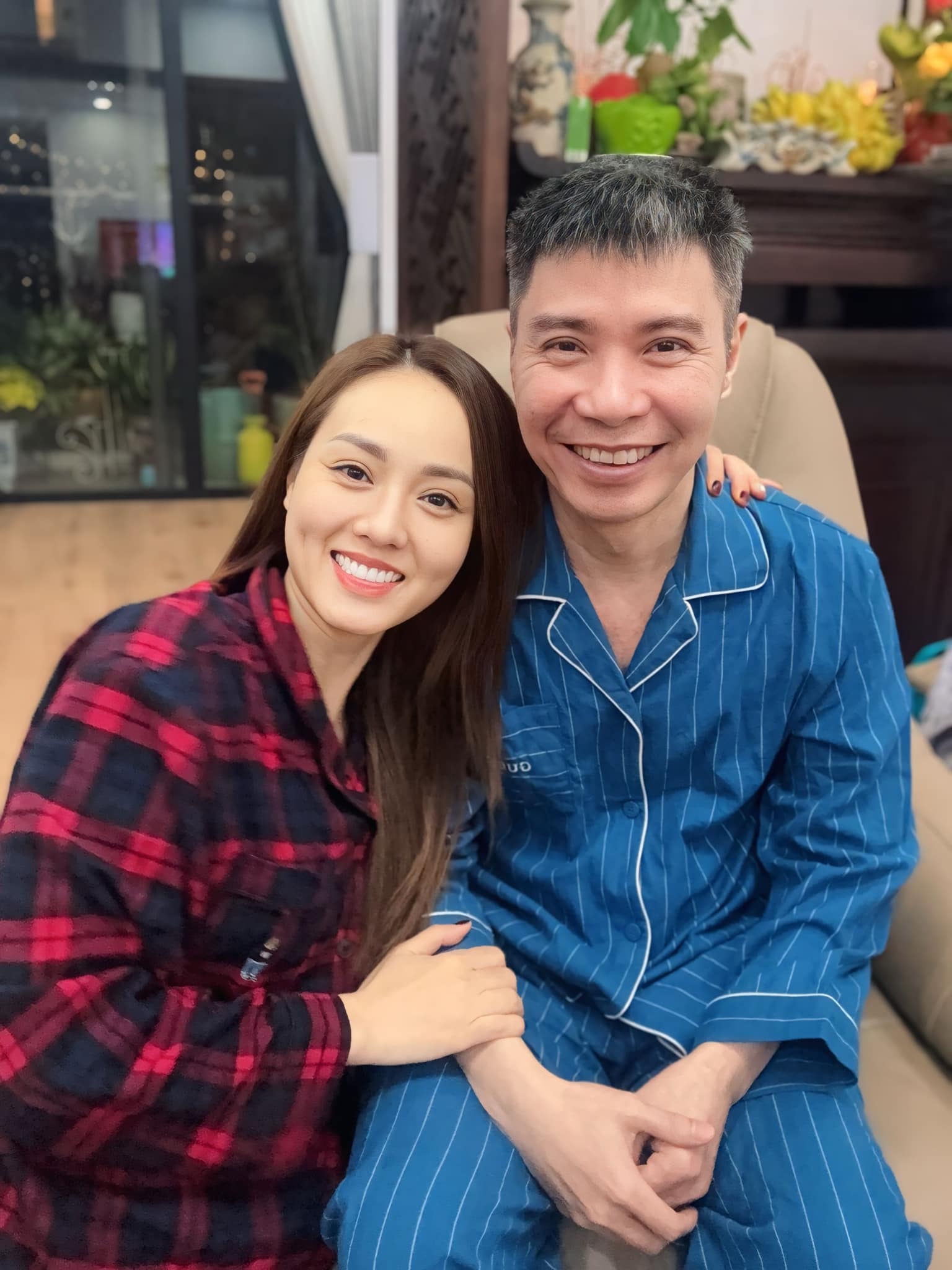 Ngọc Hà chăm sóc chồng tận tụy