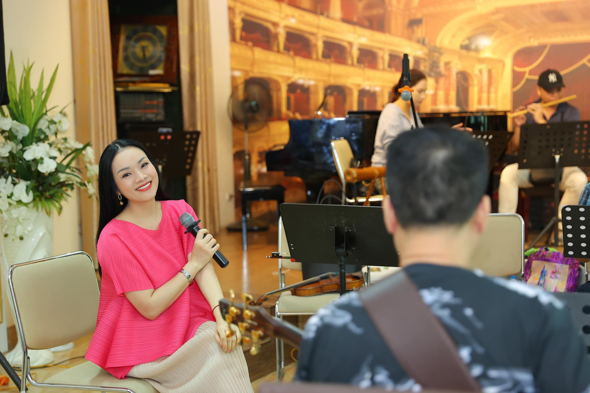 Ảnh nữ ca sĩ Tân Nhàn với bằng tiến sĩ âm nhạc