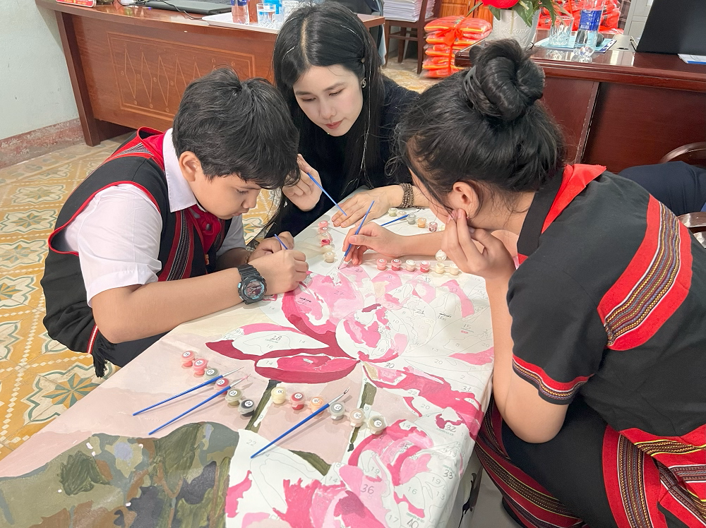 Nắn nót từng nét cọ hoàn thiện bức tranh