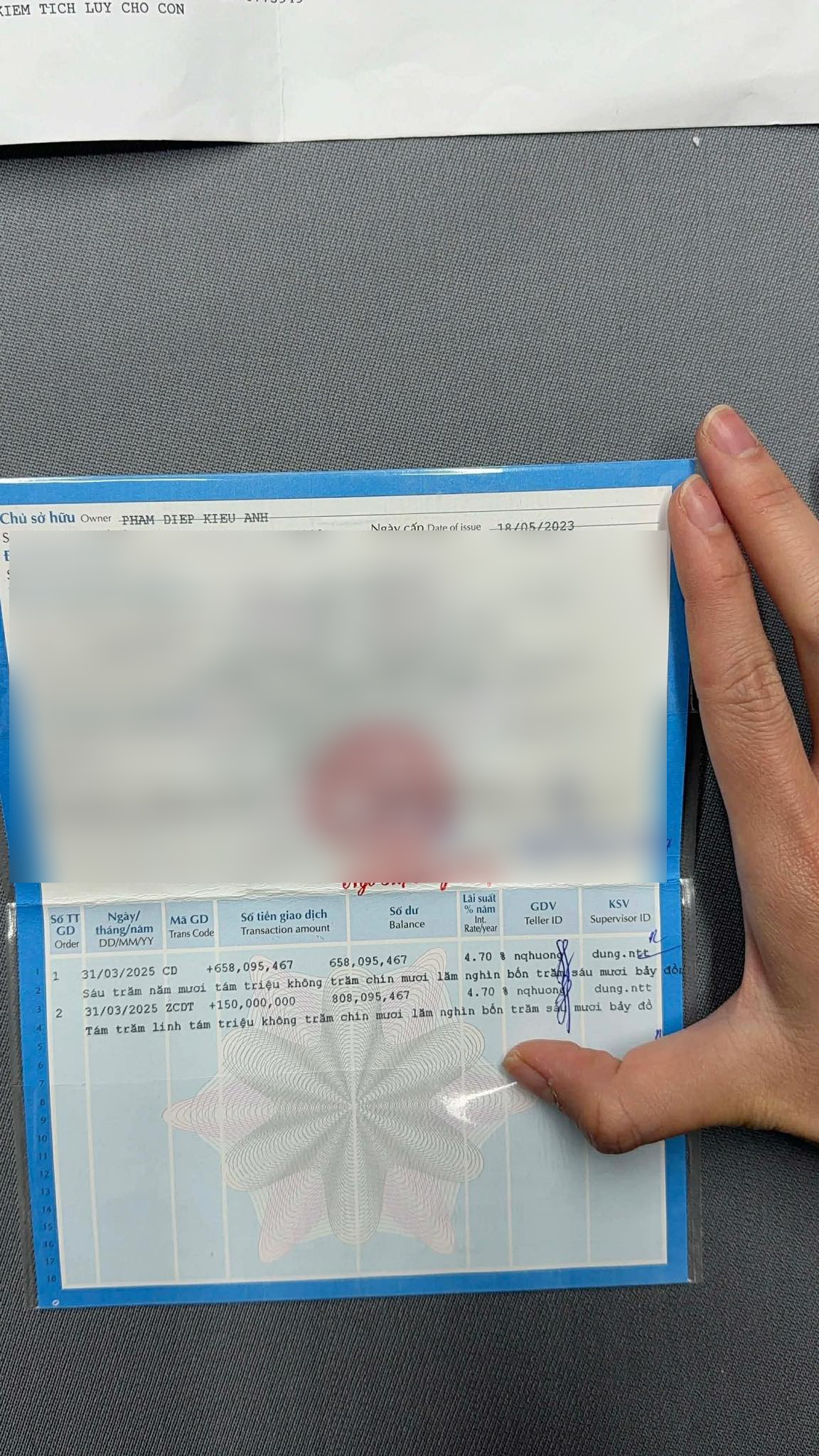 Sao kê và sổ tiết kiệm thể hiện số tiền chu cấp vào tài khoản con gái