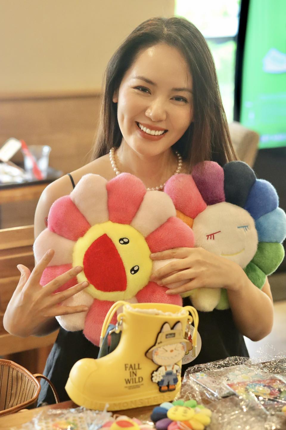 Hình ảnh nữ ca sĩ biểu diễn sân khấu phòng trà