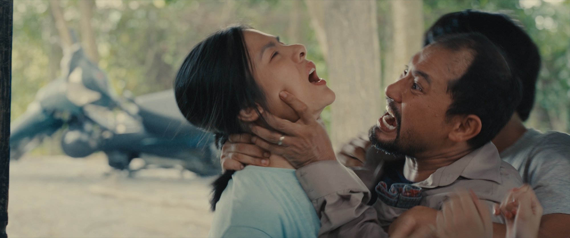 Cảnh gia đình trong phim Nhà Ma Xó